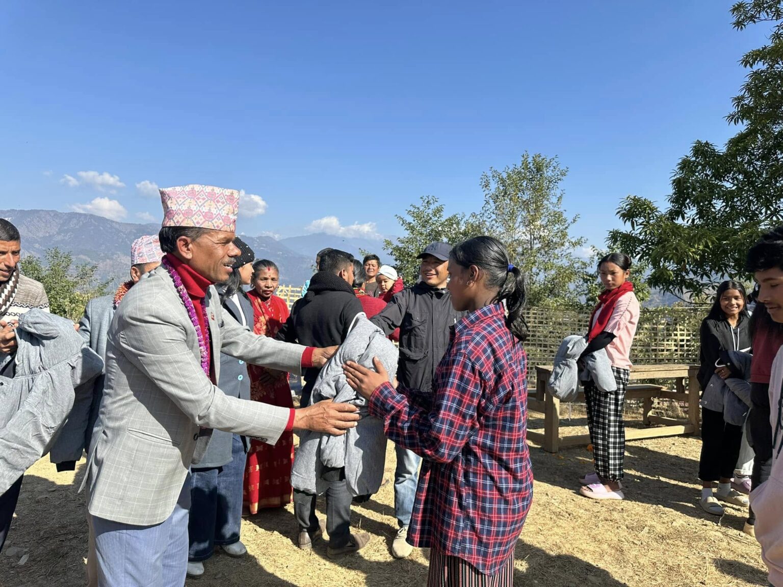 खोटाङमा विद्यार्थीलाई चिसोबाट जोगाउन ज्याकेट वितरण