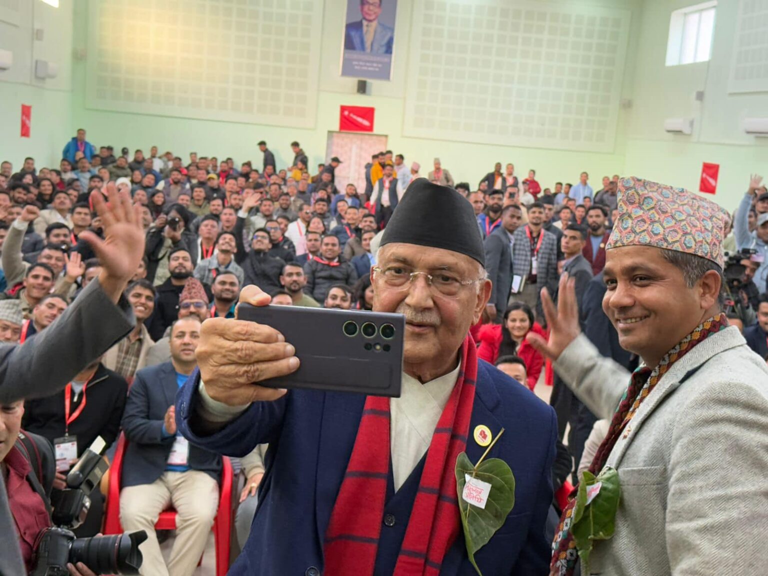 विद्यार्थीसँग सेल्फी खिच्न मस्त प्रधानमन्त्री ओली ( फोटो फिचर )