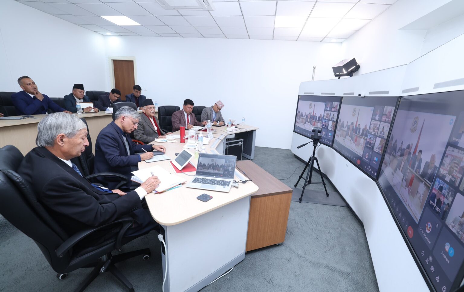 ४ बर्षसम्म प्रयोगबिहिन रहेको एक्सन रुमवाट प्रधानमन्त्रीले गरे मुख्यमन्त्रीहरूसँग सम्बाद