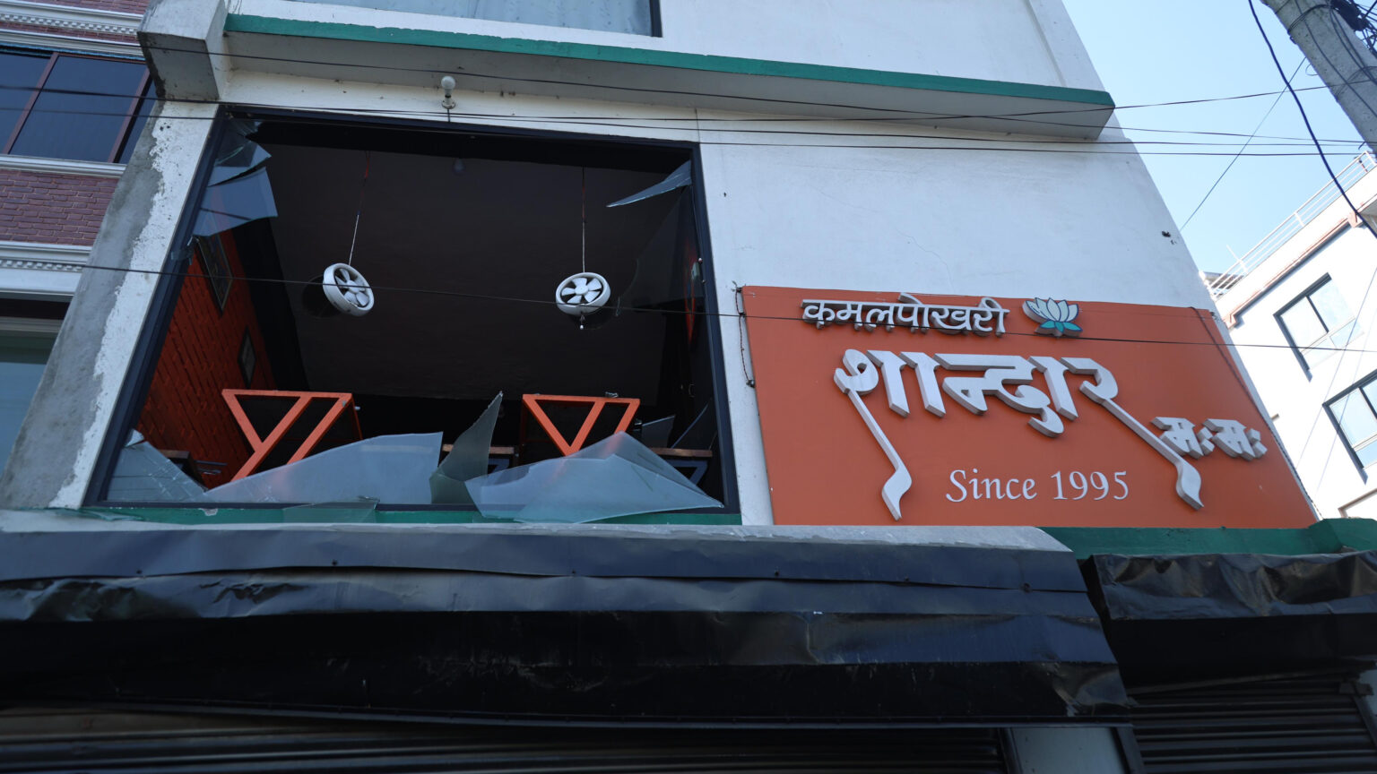 कमलपोखरीस्थित शानदार मःम पसलमा ग्याँस सिलिण्डर विस्फोट हुदाँ ११ जना घाईते