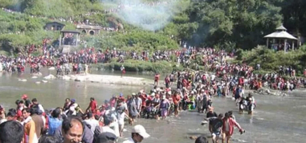 वाग्द्वार स्नान मेलामा हजारौँ भक्तजनको घुइँचो