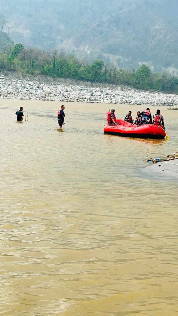 सप्तकोशीमा बेपत्ता व्यक्ति खोज्न सशस्त्र प्रहरीको गोताखोर परिचालन