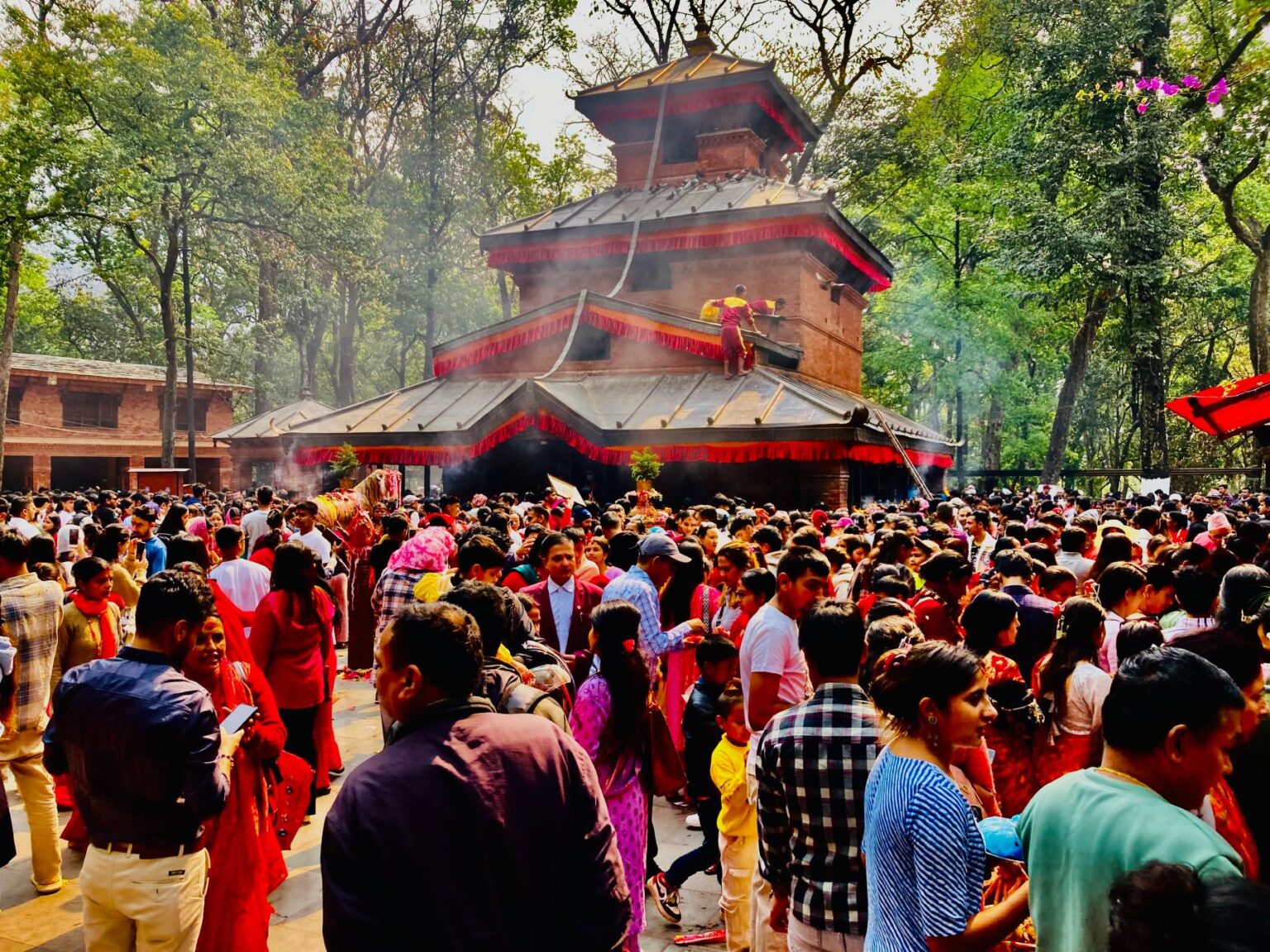 चैते दसैँका लागि विशेष पूजाआराधना गर्न कालिका मन्दिरमा भक्तजनको घुइँचो