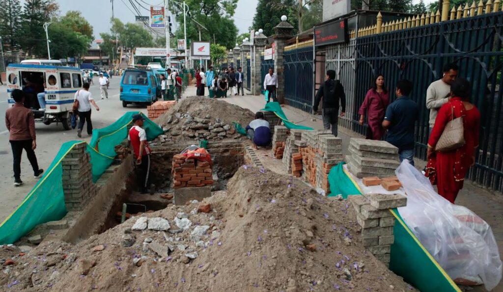 काठमाडौं उपत्यकाका धराप फुटपाथमा पैदलयात्रुको जोखिमपूर्ण यात्रा ( फोटो फिचर )