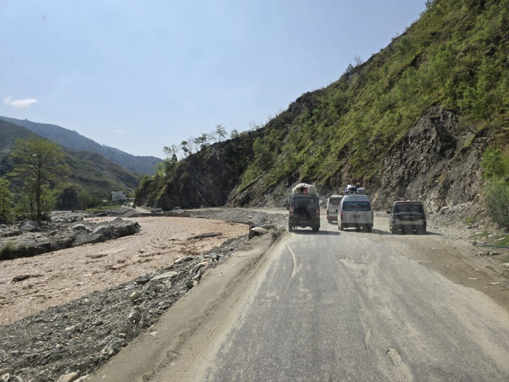 दुई दिनदेखि अवरुद्ध बीपी राजमार्ग दुईतर्फी खुल्यो