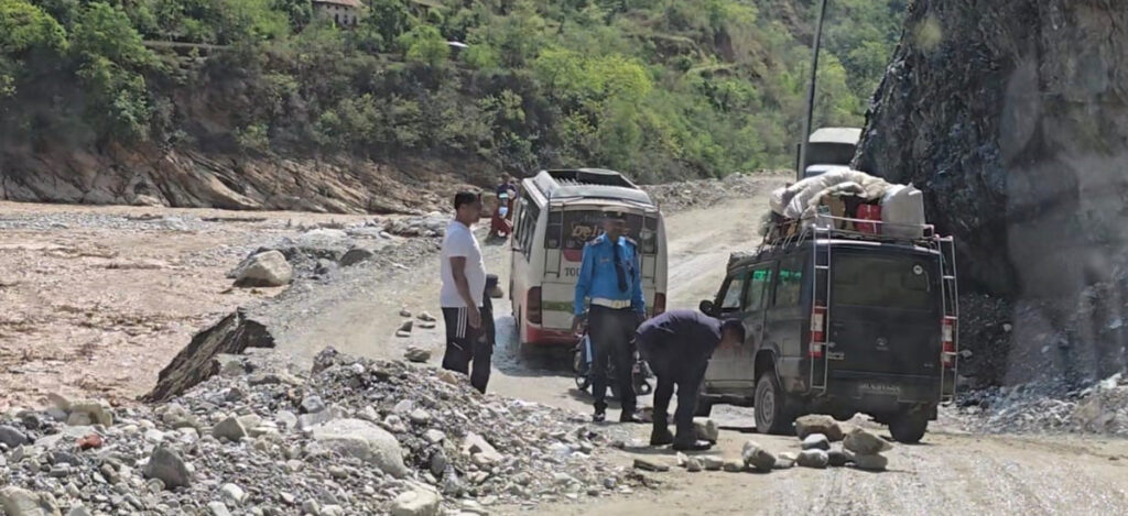 बिभिन्न राजमार्गमा राति सवारी चलाउन प्रहरीको रोक
