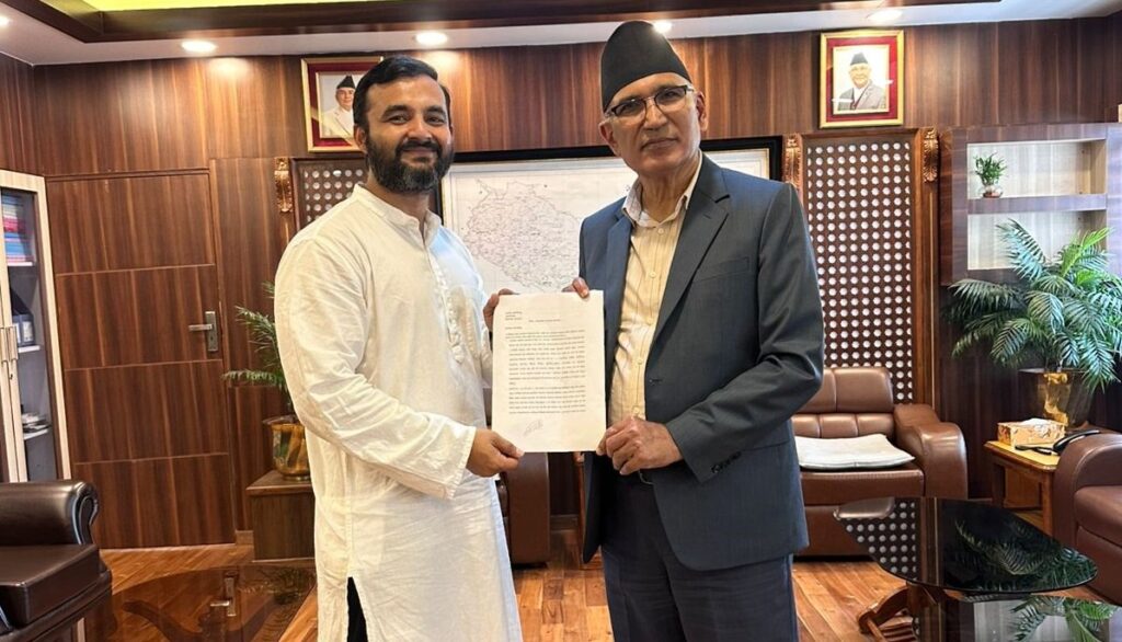 अर्थमन्त्री पौडेललाई यातायात व्यवसायीको ध्यानाकर्षण पत्र