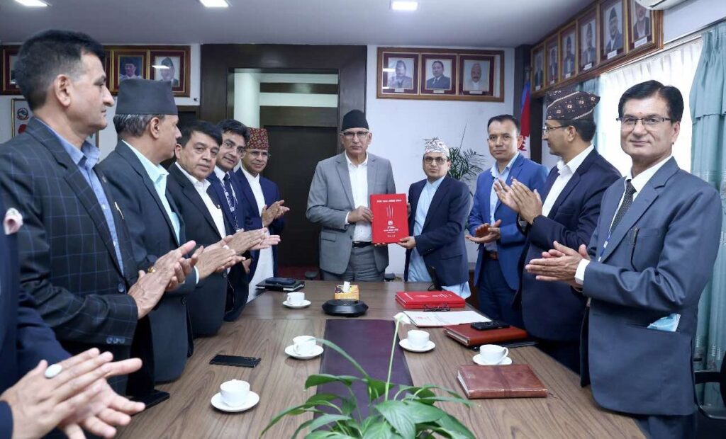 अर्थमन्त्रीलाई राजस्व परामर्श समितिले बुझायो प्रतिवेदन