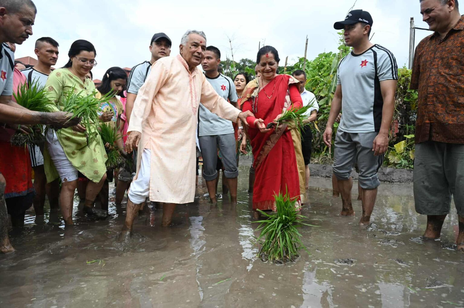 धान दिवसको अवसरमा राष्ट्रपति भवन शीतल निवासमा राष्ट्रपतिको रोपाइँ