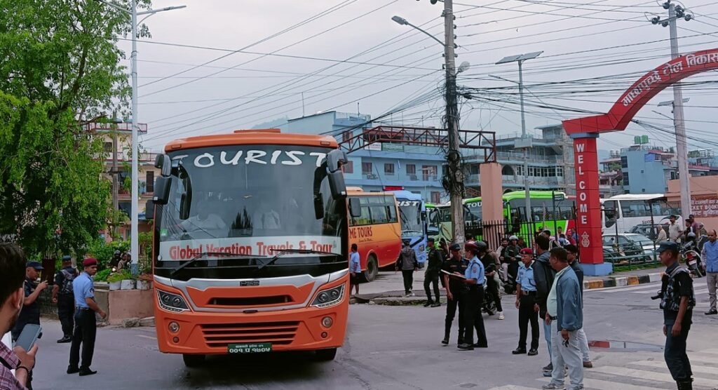 सशस्त्रद्धारा आज पनि २० वटा पर्यटक गाडी पोखराबाट स्कर्टिङ गरेर काठमाडौँ र चितवन पठाइयो
