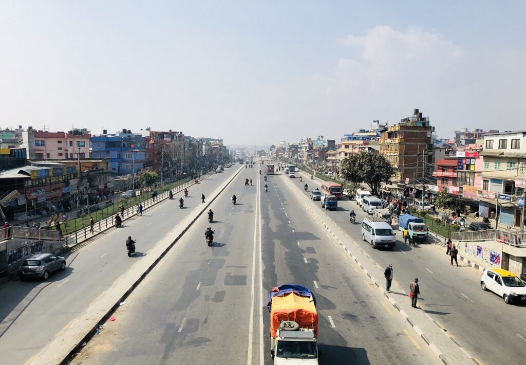 व्यवसायीको अनिश्चितकालीन यातायात बन्दको घोषणाले उपत्यकामा निकै कम सवारी सडकमा