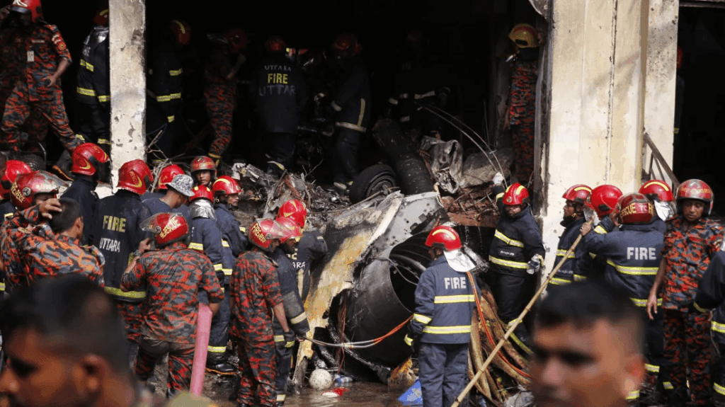 बंगलादेशको राजधानी ढाकामा सैनिक विमान दुर्घटना हुँदा २७ जनाको मृत्यु