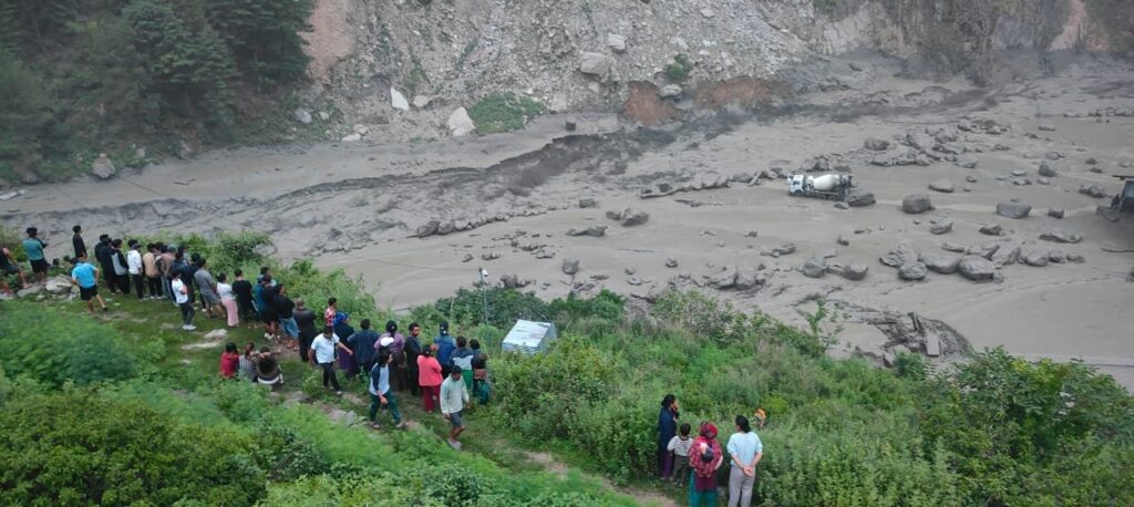 रसुवा बाढीमा ६ जना चिनियाँ नागरिकसहित १८ जना सम्पर्कविहीन