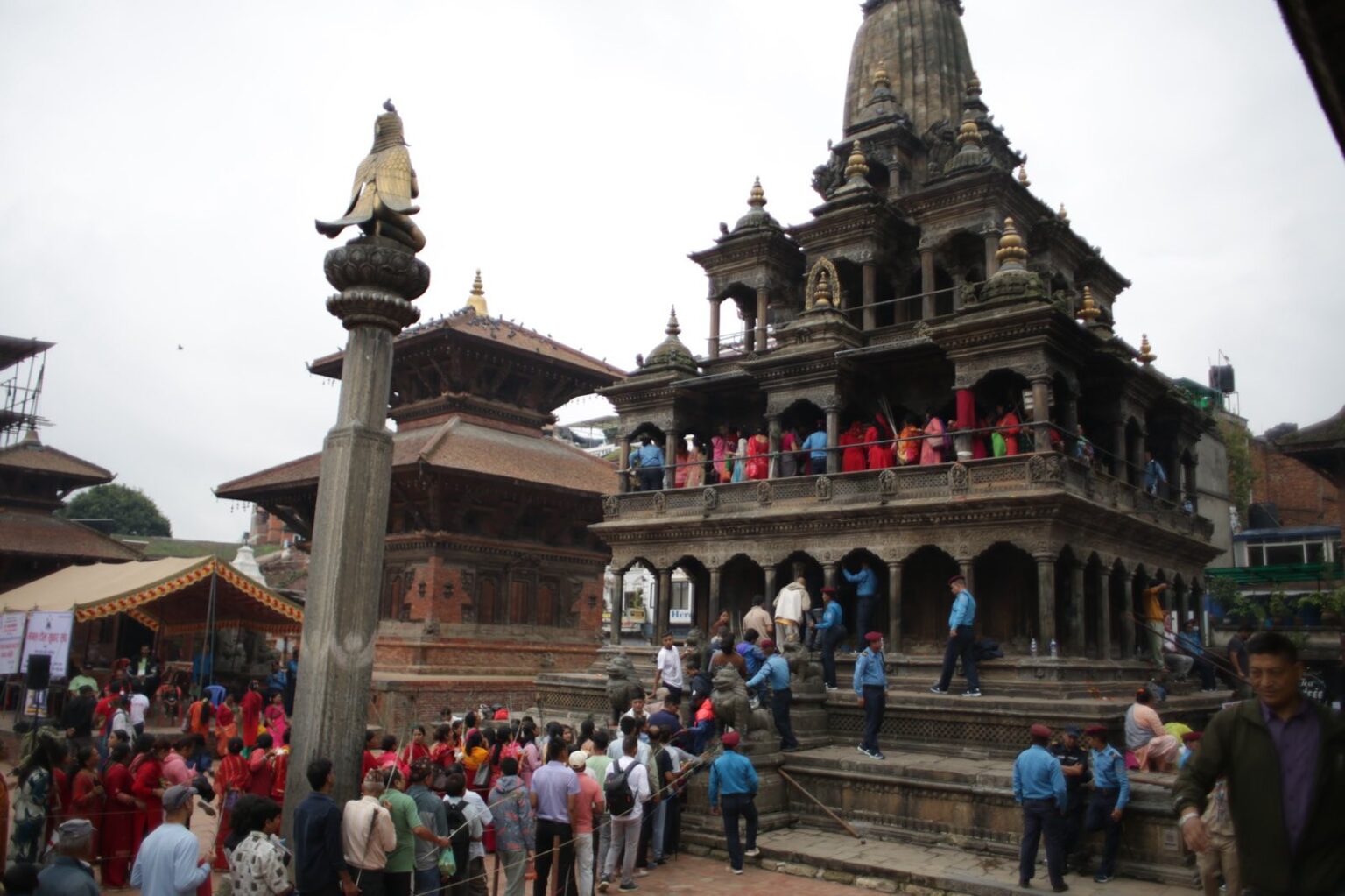 पाटनको कृष्ण मन्दिरमा श्रीकृष्ण जन्माष्टमीको अवसरमा श्रद्धालुहरूको भीड