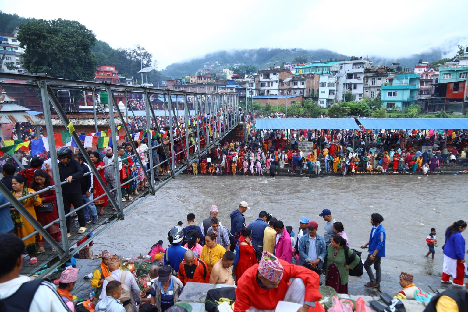 गोकर्णेश्वर मन्दिर परिसरमा श्रद्धालुहरुको घुइँचो ( तस्वीरहरू)