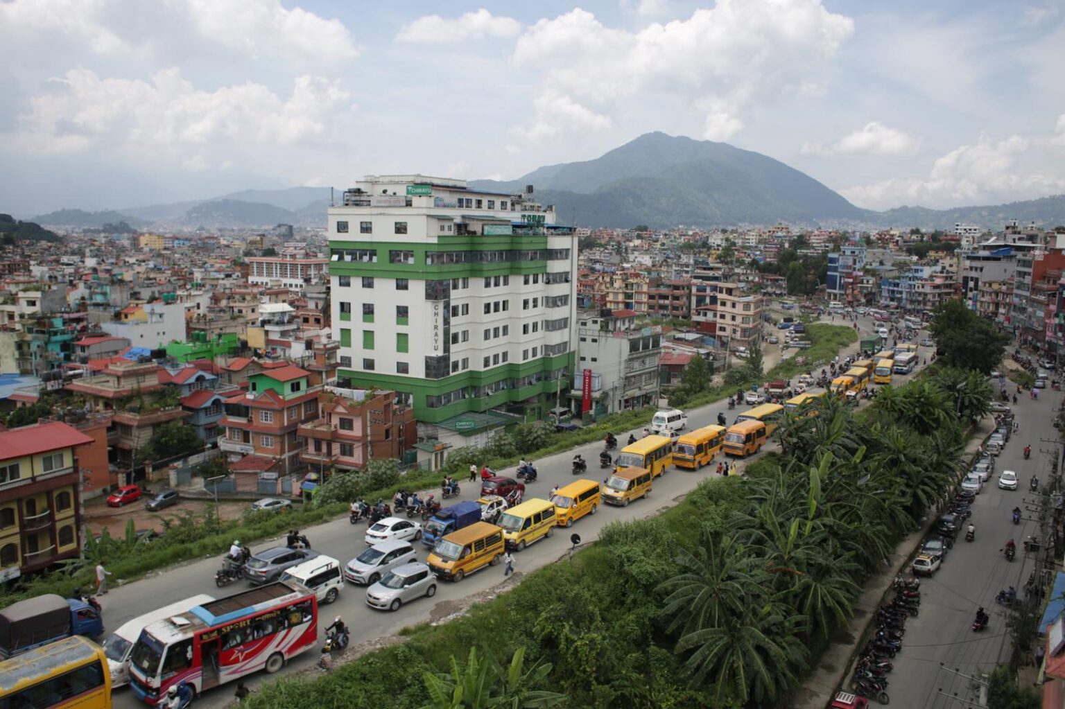 चक्रपथमा निजी स्कुलका बस तेस्र्याएर संचालकको आन्दोलन