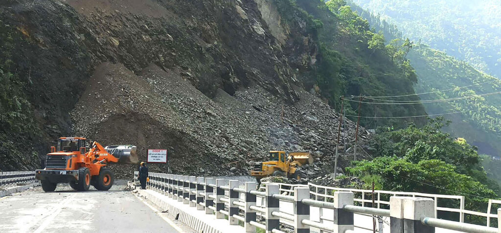 पहिरोका कारण देशका पाँच राजमार्ग पूर्ण रूपमा अवरुद्ध