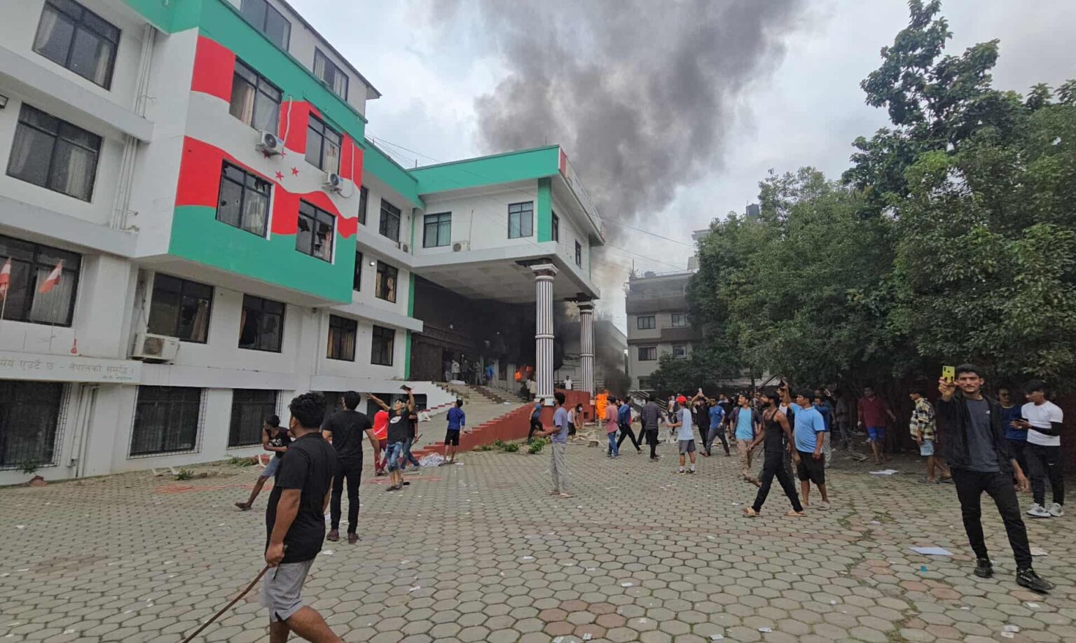 काँग्रेसको सानेपा र एमालेको च्यासलस्थित कार्यालयमा आगजनी