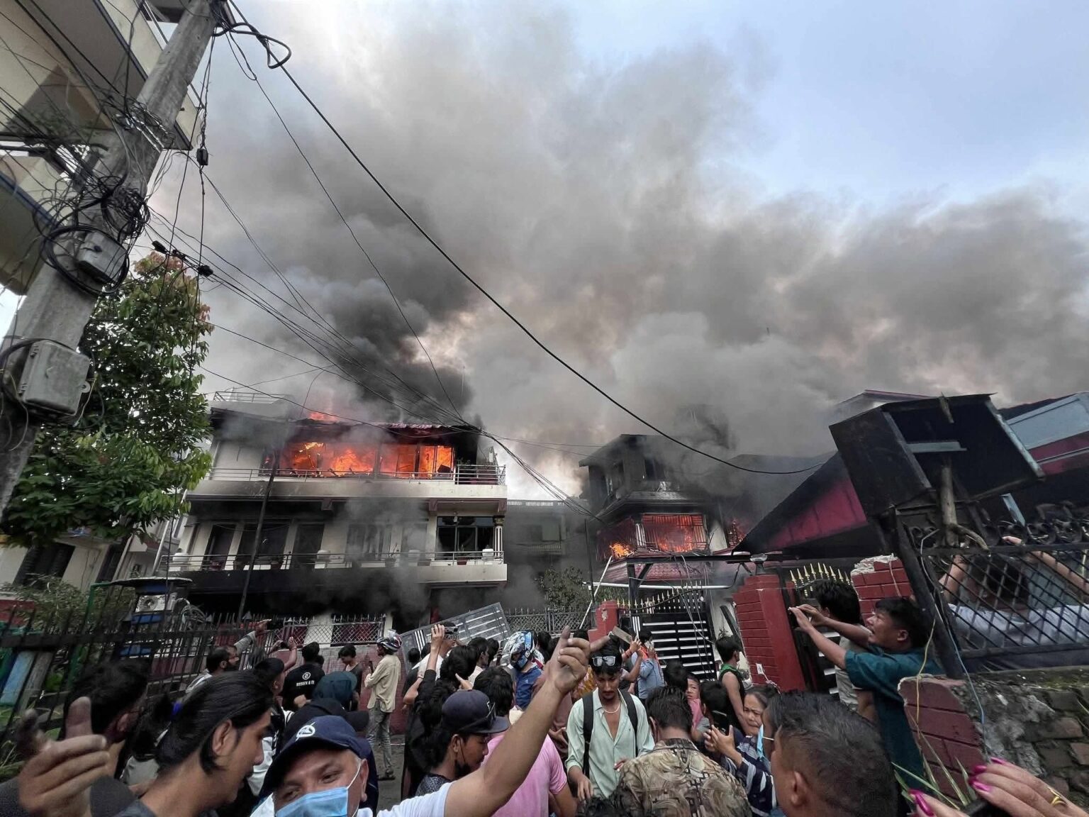 बालकोटस्थित ओली निवासमा आगजनी ( फोटो फिचर)