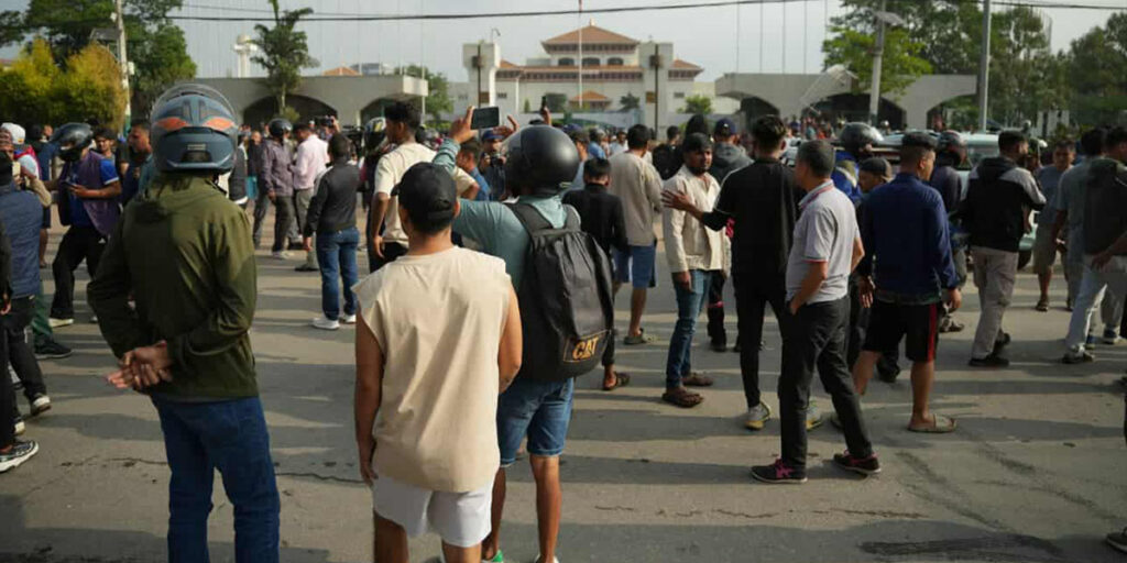 काठमाण्डौमा बिहानैदेखि युवाहरु भेला भई प्रदर्शन गर्दै