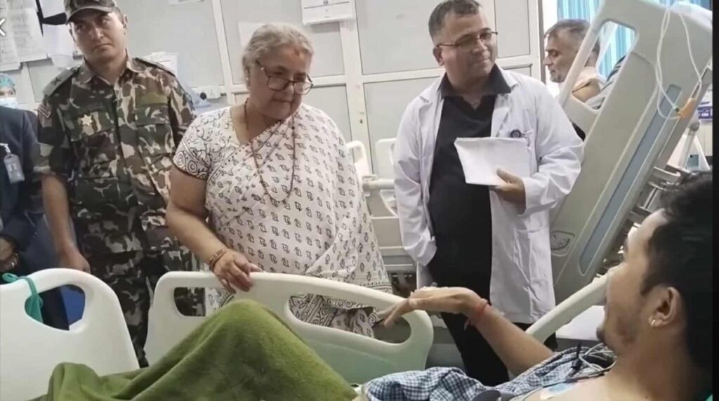 जेनजी आन्दोलनका घाईतेहरुको अवस्था बुझ्न प्रधानमन्त्री अस्पताल–अस्पतालमा