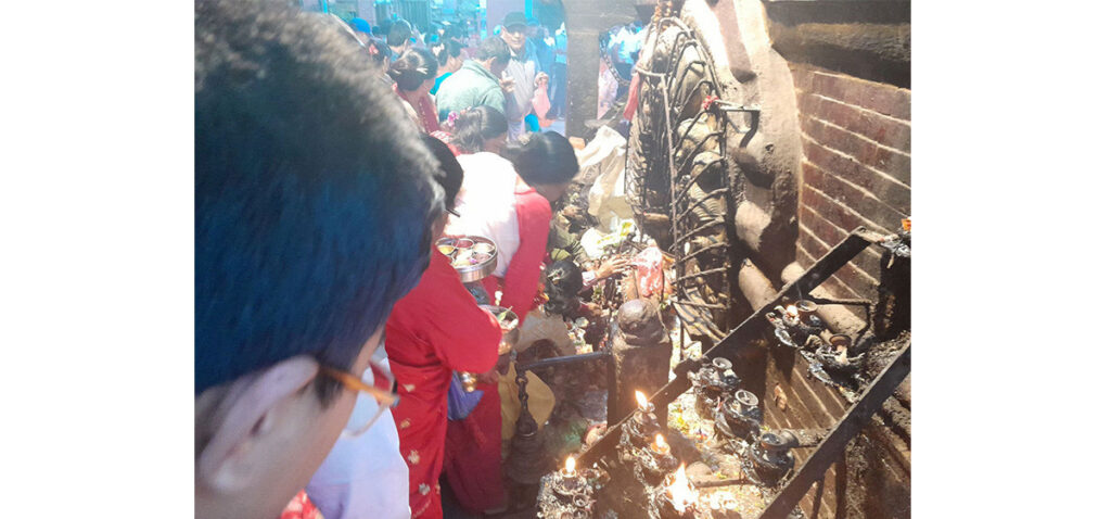 महानवमीको दिन मात्रैै खुल्ने भक्त्पुरको तलेजु मन्दिरमा बिहानैदेखि दर्शनार्थीको घुइँचो