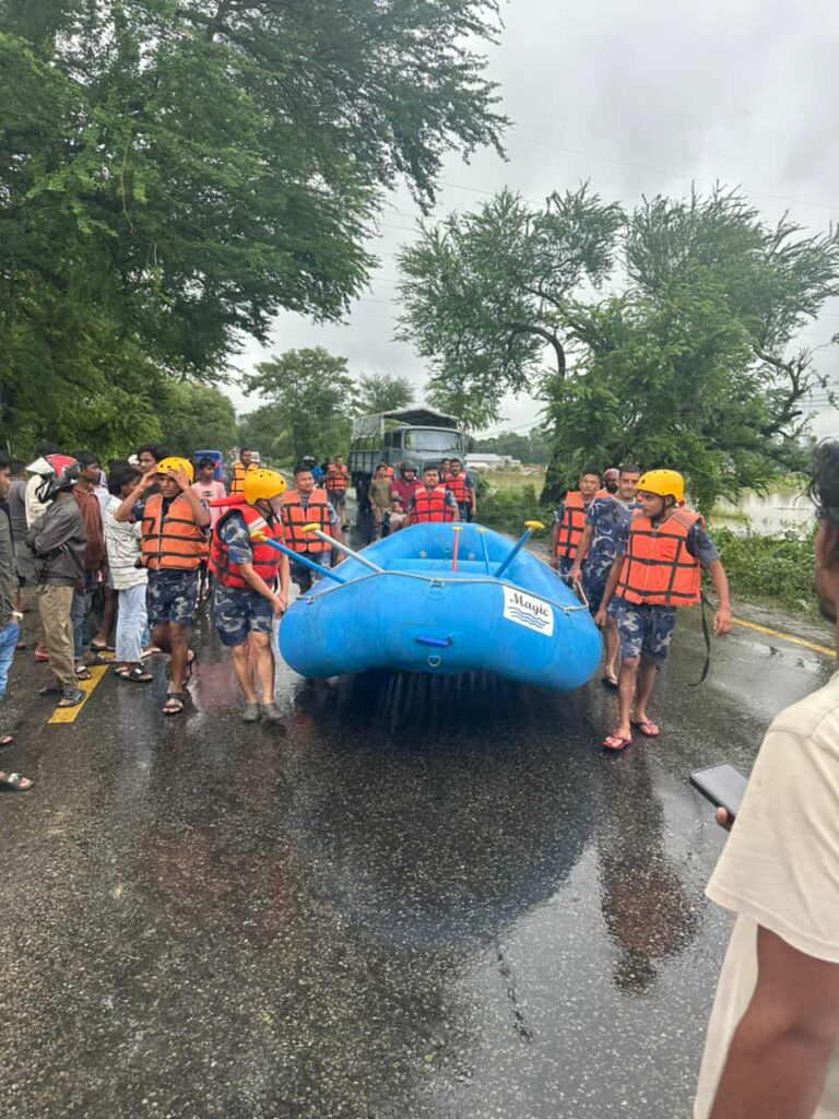 मोरङ झापा र सुनसरीमा बाढीले सयौँ परिवार विस्थापित,उद्धारकार्य जारी ( फोटो फिचर )
