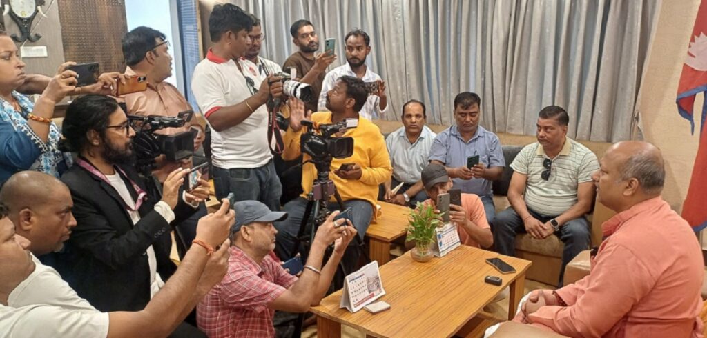 मधेसका निवर्तमान मुख्यमन्त्री सतिशकुमार सिंहले त्यागे सीके राउत नेतृत्वको जनमत पार्टी