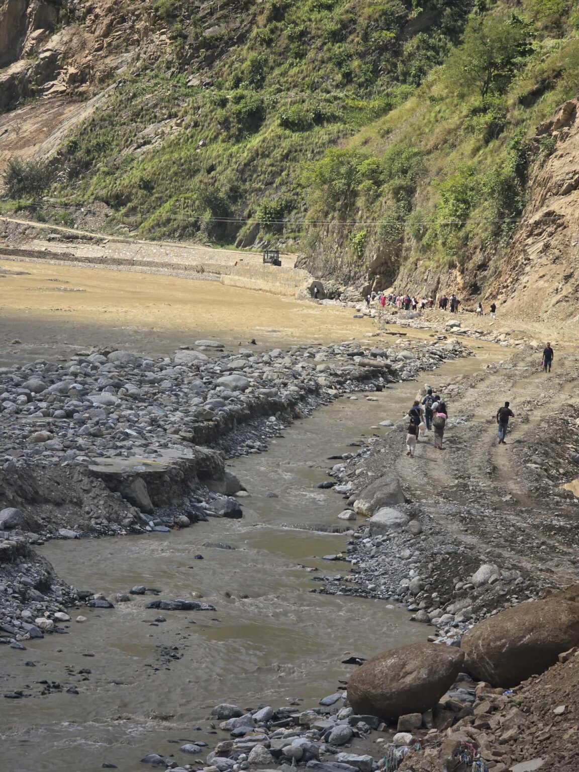 बिपि राजमार्ग खुल्न अझै समय लाग्ने, यात्रुलाई सास्ती,पालिका, सुरक्षाकर्मी र स्थानीय सहयोगी ( फोटो फिचर )