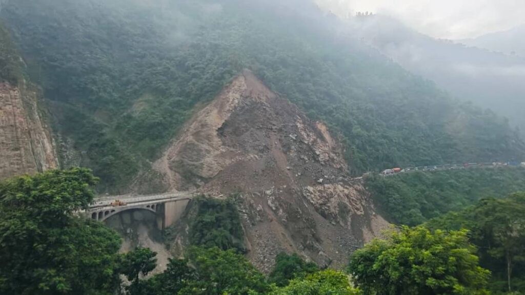तुइन खोलामा खस्यो ठूलो पहिरो, काठमाडौं आउने बाटो दुईतर्फी ठप्प