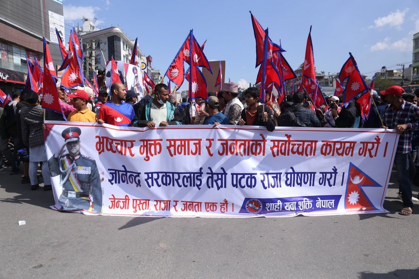 राजावादी समूहलाई प्रहरीले सामाखुसीमा घेरा हालेर रोक्यो