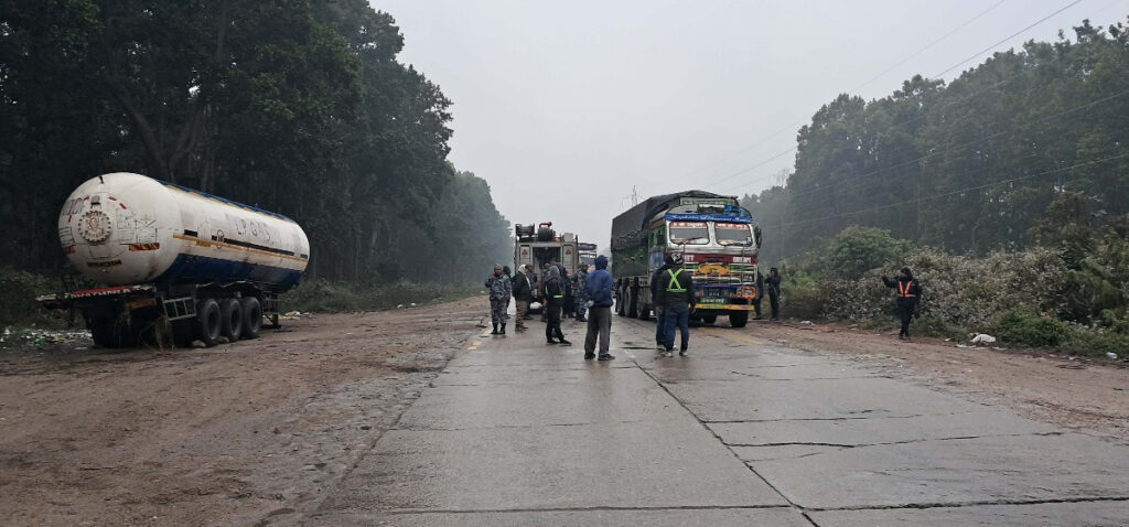 अवरुद्ध महेन्द्र राजमार्ग २४ घण्टापछि खुल्यो