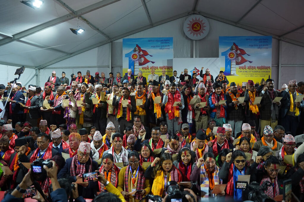 एमालेका पदाधिकारीले लिए शपथ,प्रतिनिधि सभा पुनर्स्थापनाको लागि देशव्यापी आन्दोलन गर्ने ओलीको घोषणा