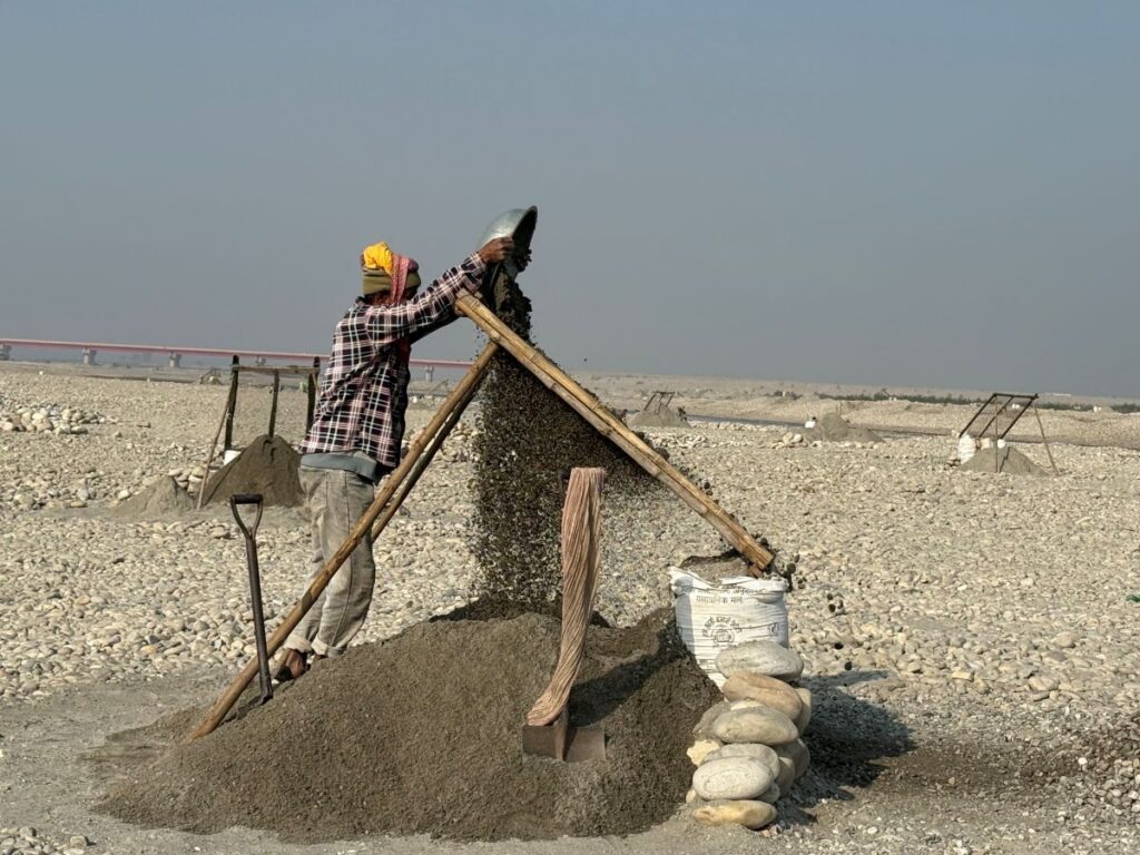 महाकालीको बगरमा बालुवा छानेर जीविका चलाउने दम्पतीहरू