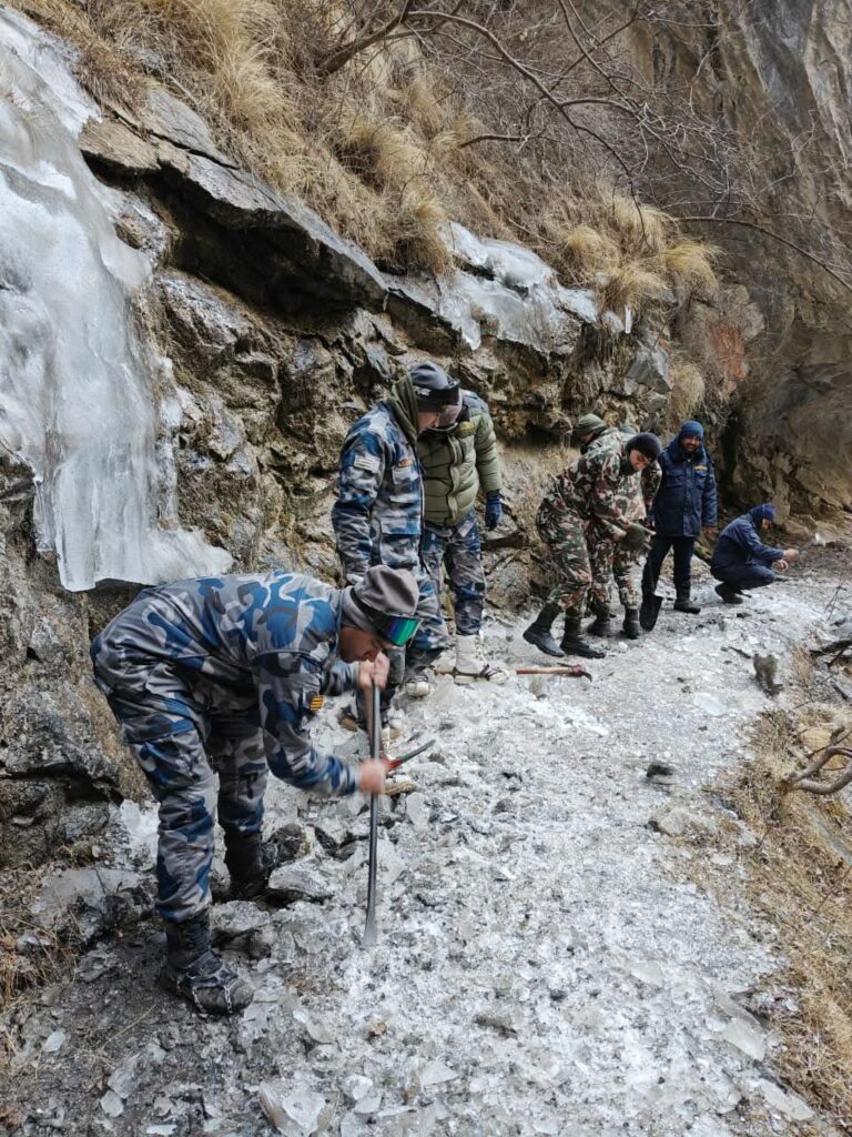 सुरक्षाकर्मीले हटाए मनाङका सडकमा जमेका हिउँ