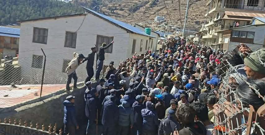 सेवा सुविधा कम भएपछि हुम्लाका निर्वाचन प्रहरीले गरे प्रदर्शन