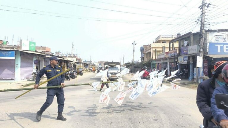 आचारसंहिताविपरीत टाँसिएका बीस हजार प्रचार सामग्री हटाइयो