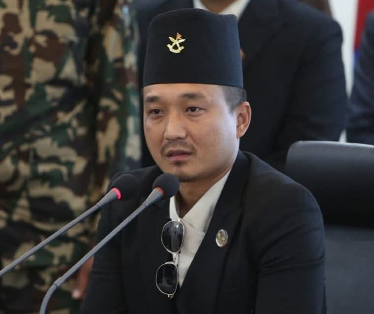 ओली र लेखकको पक्राउपछि गृहमन्त्री गुरुङले भने– ‘कानुनभन्दा माथि कोही छैन’