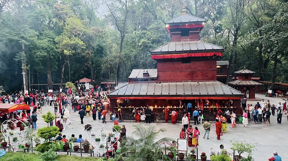 चैतेदसैंको मुख्य दिन बिहीबार बागलुङ कालिका भगवती मन्दिरमा भक्तजनको घुइँचो