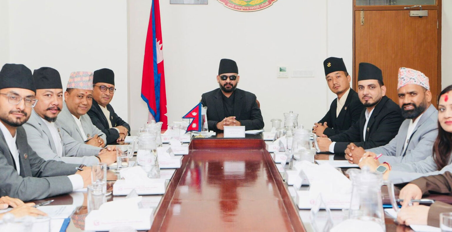 एक सय कार्यसूची कार्यान्वयनका लागि मन्त्रीहरूसँग छलफल गर्दै प्रधानमन्त्री बालेन