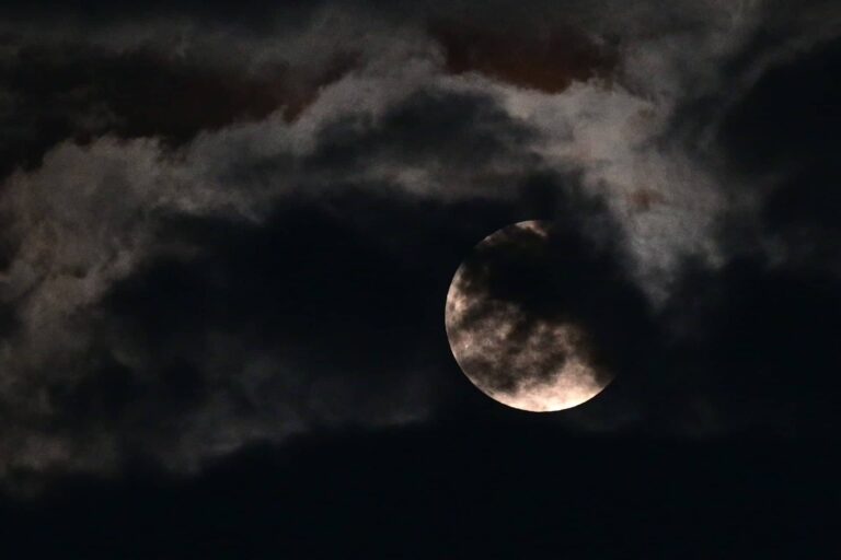 आज खण्डग्रास चन्द्रग्रहण लाग्दै, के गर्नुहुन्छ ? के हुँदैन ?