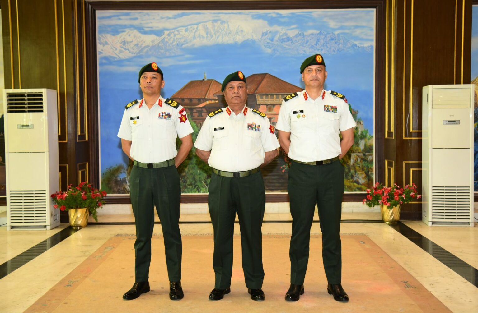 प्रधान सेनापतिद्वारा दुई उपरथी बुढा र खत्रीलाई दर्ज्यानी चिन्ह प्रदान