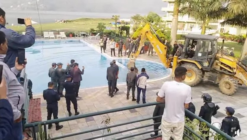 फेवाताल किनारमा चल्यो डोजर, वाटर फ्रन्ट रिसोर्टमा पनि क्षती