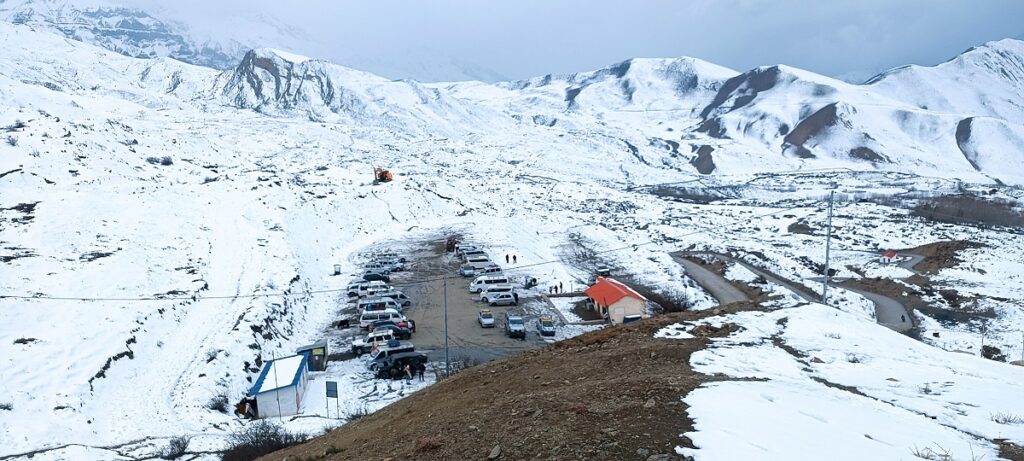 मुस्ताङको मुक्तिनाथ क्षेत्रमा बाक्लो हिमपात,बसपार्क क्षेत्र हिमपातले सेताम्मे