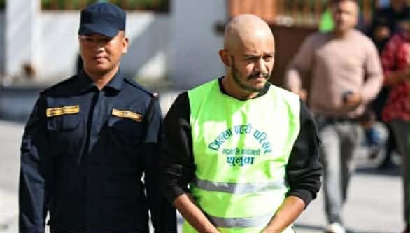 थुनुवा पोशाक, हातमा हतकडी र नयाँ लुक्ससहित बले अदालतमा