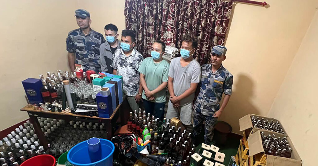विभिन्न ब्राण्डका नक्कली मदिरा बनाउने कारखानामा सशस्त्रको छापा, चार जना नियन्त्रणमा