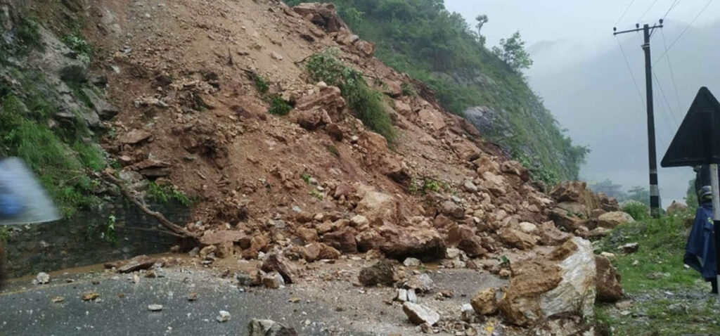 पहिरोले बेँसीसहरचामे सडक अवरुद्ध