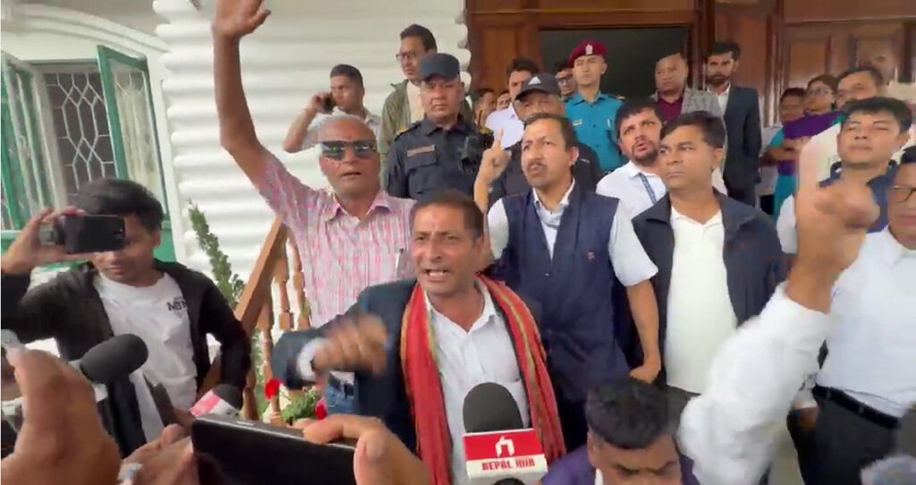 अस्थायी तथा करार कर्मचारीको अर्थ मन्त्रालयमा धर्ना