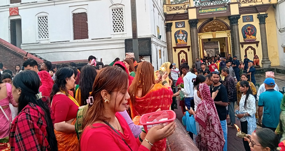 साउनको पहिलो सोमबार पशुपतिमा भक्तजनको घुइँचो
