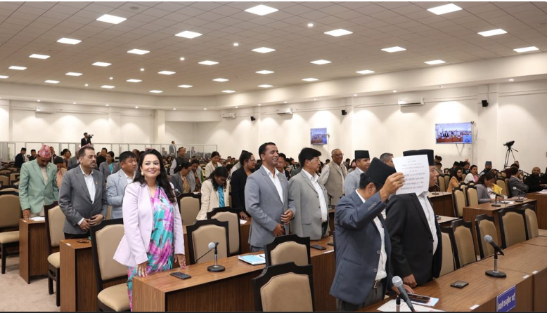 हर्क साम्पाङले संसद्मा फेरि गरे प्ले कार्ड प्रदर्शन